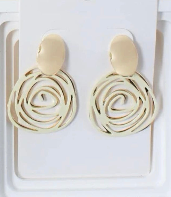 Swirl drop earrings/Cream