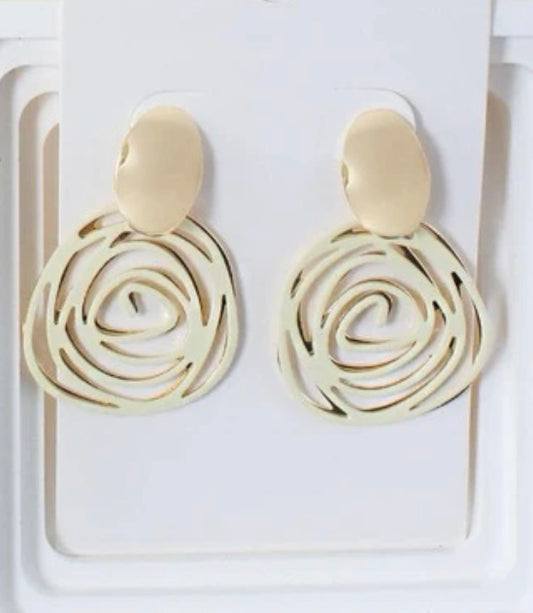 Swirl drop earrings/Cream